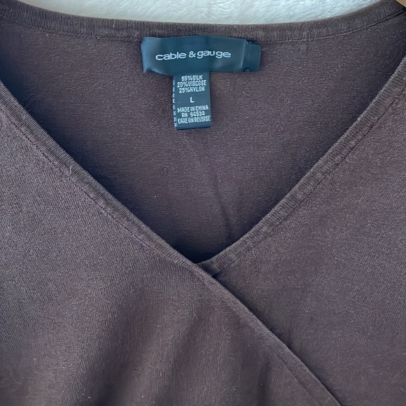 Cable & Gauge silk blend faux wrap crossover v-neck top, size Large - Picture 6 of 8